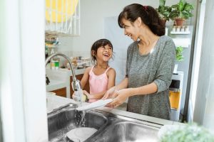 mengerjakan tugas rumah bersama anak