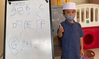 Meningkatkan produktivitas anak di rumah adalah tantangan yang sering dihadapi oleh orang tua. Dengan kombinasi yang tepat antara aktivitas belajar, bermain, dan komunikasi yang efektif, produktivitas anak dapat ditingkatkan dengan cara yang menyenangkan. Berikut adalah beberapa tips untuk meningkatkan produktivitas anak di rumah yang bisa diterapkan oleh para orang tua. 1. Ciptakan Rutinitas Harian yang Jelas Rutinitas harian yang teratur membantu anak memahami kapan harus belajar, bermain, dan beristirahat. Buat jadwal harian yang mencakup waktu belajar, makan, bermain, dan tidur agar anak memiliki struktur yang teratur. Contoh Aktivitas: Pagi: Olahraga ringan dan sarapan bersama Siang: Belajar akademik dan seni kreatif Sore: Bermain di luar rumah Malam: Membaca buku dan waktu keluarga 2. Sediakan Ruang Belajar yang Nyaman Pastikan anak memiliki tempat belajar yang bebas dari gangguan, seperti TV atau suara bising. Ruang belajar yang nyaman akan membantu anak lebih fokus dan produktif. Tips Membuat Ruang Belajar: Gunakan meja dan kursi yang sesuai dengan tinggi badan anak. Pastikan pencahayaan yang cukup. Hiasi dengan warna-warna cerah dan motivasi visual. 3. Libatkan Anak dalam Aktivitas Kreatif Aktivitas kreatif seperti menggambar, melukis, dan membuat kerajinan tangan dapat meningkatkan produktivitas dan kemampuan motorik anak. Bacaan Terkait: Artikel Tips Menggambar Sapi untuk Anak TK: Cara Mudah dan Menyenangkan membahas bagaimana menggambar bisa menjadi aktivitas yang edukatif dan menyenangkan bagi anak usia dini. 4. Ajarkan Keterampilan Berkomunikasi Komunikasi yang efektif merupakan keterampilan penting yang harus diajarkan sejak dini. Anak yang mampu berkomunikasi dengan baik akan lebih percaya diri dan produktif dalam berinteraksi. Cara Mengajarkan Komunikasi: Berbicaralah dengan anak menggunakan bahasa yang jelas. Ajak anak bercerita tentang pengalaman mereka. Latih anak untuk mendengarkan dengan baik. Bacaan Terkait: Artikel Tips Mengenalkan Ilmu Berkomunikasi kepada Anak Usia Dini memberikan panduan praktis untuk mengembangkan keterampilan komunikasi anak. 5. Dorong Aktivitas Fisik Secara Rutin Anak yang aktif secara fisik cenderung lebih sehat dan memiliki konsentrasi yang lebih baik. Dorong anak untuk melakukan aktivitas fisik, baik di dalam maupun di luar rumah. Ide Aktivitas Fisik: Bermain bola di halaman Melakukan permainan tradisional Bersepeda di sekitar rumah 6. Berikan Tantangan Belajar yang Menyenangkan Memberikan tantangan belajar dalam bentuk permainan edukatif akan meningkatkan semangat anak. Misalnya, permainan angka, teka-teki, atau eksperimen sains sederhana. 7. Kelola Waktu Layar dengan Bijak Batasi waktu anak dalam menggunakan perangkat elektronik. Tetapkan jadwal waktu layar yang seimbang agar anak tetap produktif. 8. Berikan Apresiasi dan Penghargaan Berikan pujian dan penghargaan atas usaha dan pencapaian anak, sekecil apa pun itu. Hal ini akan memotivasi anak untuk terus mencoba dan belajar. 9. Libatkan Anak dalam Tugas Rumah Melibatkan anak dalam tugas rumah seperti menyapu, mencuci piring, atau merapikan kamar dapat meningkatkan rasa tanggung jawab dan produktivitas mereka. 10. Pertimbangkan Layanan Daycare jika Diperlukan Bagi orang tua yang sibuk, memilih daycare yang dikelola dengan baik dapat menjadi solusi untuk memastikan anak tetap produktif dan terawasi dengan baik. Bacaan Terkait: Artikel Tips Membuka Daycare untuk Anak-anak dan Cara Mengelolanya memberikan panduan lengkap tentang bagaimana daycare bisa menjadi tempat yang bermanfaat bagi tumbuh kembang anak. Kesimpulan Meningkatkan produktivitas anak di rumah memerlukan kombinasi antara rutinitas yang teratur, aktivitas kreatif, komunikasi yang efektif, dan lingkungan yang mendukung. Dengan menerapkan tips di atas, anak tidak hanya menjadi lebih produktif, tetapi juga tumbuh menjadi individu yang percaya diri dan mandiri. Jadikan setiap momen di rumah sebagai kesempatan untuk belajar dan berkembang bersama anak Anda.